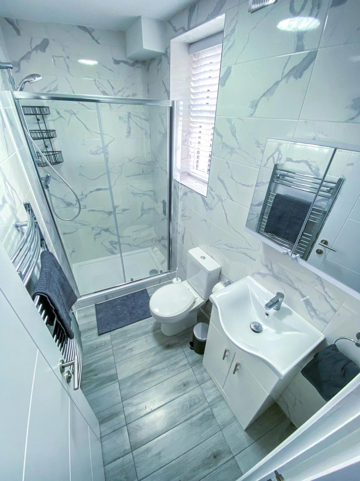Modern 1-Bedroom Flat, 5 Guest, London - F2 Eksteriør billede